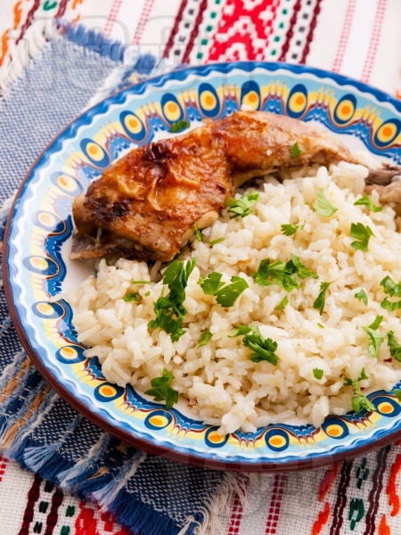 Печени пилешки бутчета с ориз и магданоз на фурна - снимка на рецептата